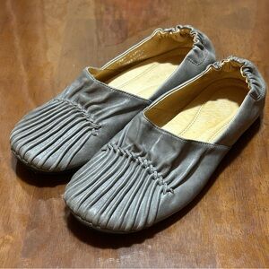 Chocolat Blu Pintuck Cam2 Gray Leather Pleated Flats Women Size 7 D230143